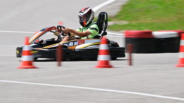Nach und nach tauschten alle den Fußballplatz mal kurz gegen die Rennstrecke.
