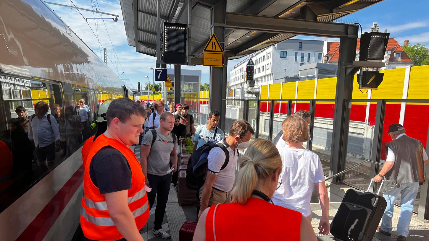 Grund für den Vorfall war offenbar ein Oberleitungsschaden. Laut einem Fahrgast war sogar ein Knall zu hören.