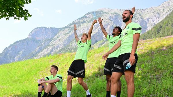 ... mit den euphorisierten Fans.