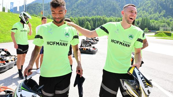 Ganz zufrieden war Timothy Tillman offenbar nicht mit seiner Leistung. Der herzhafte Lacher seines Kapitäns scheint dem Mittelfeldspieler eher weniger zu gefallen.