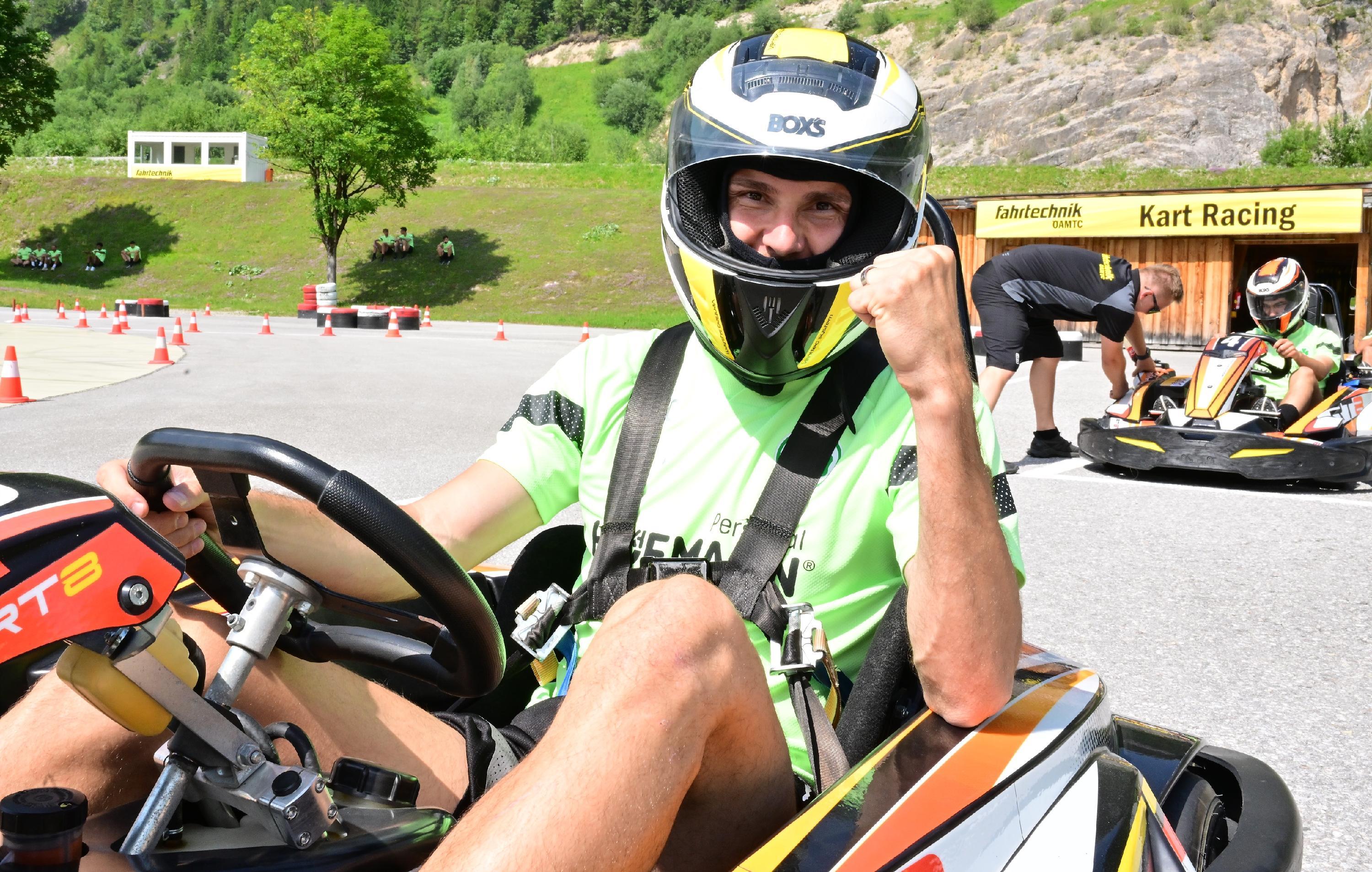 ... ballte als glücklicher Gewinner die Faust...