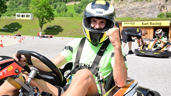 ... ballte als glücklicher Gewinner die Faust...