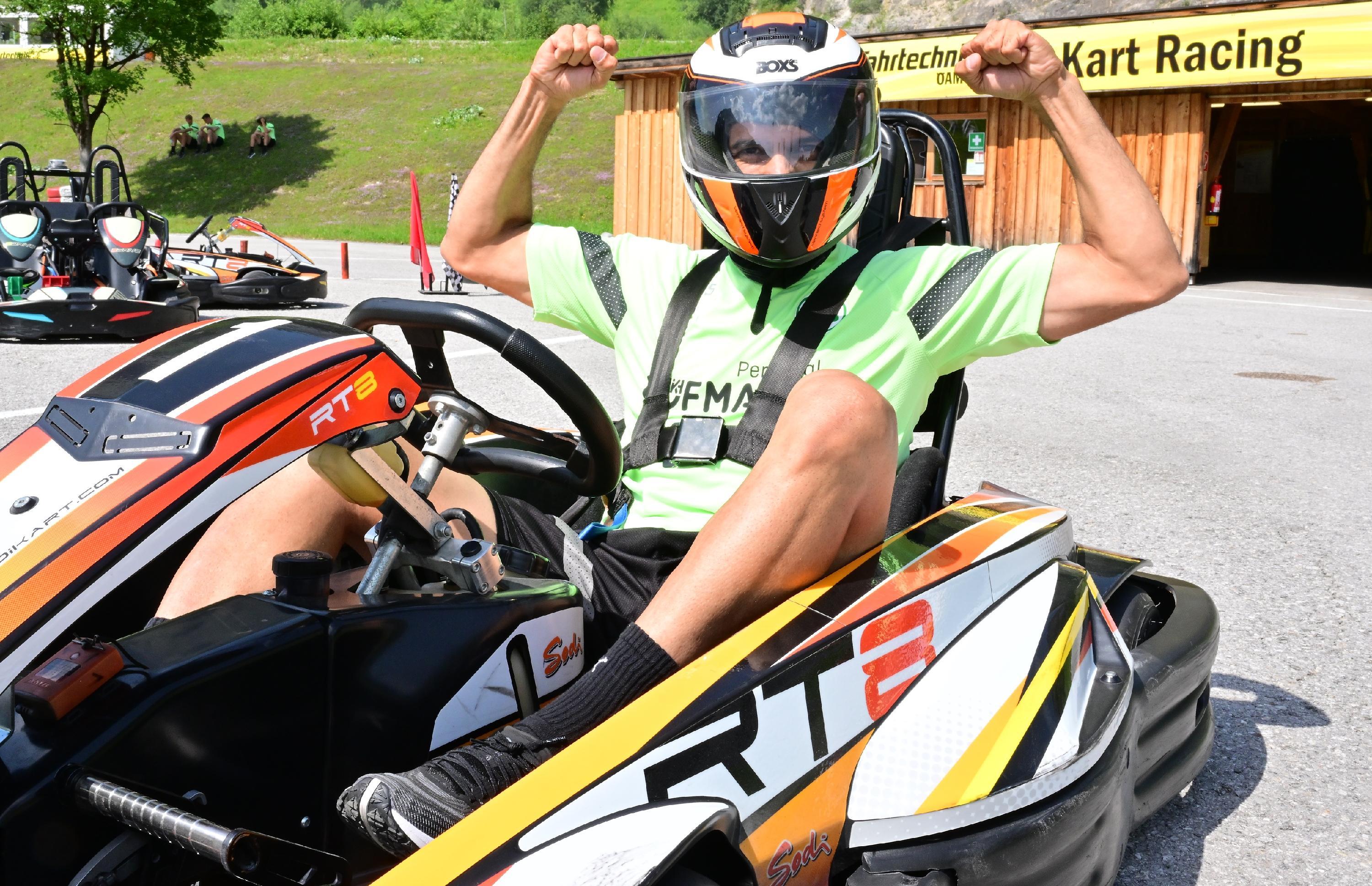 Auch der neue Innenverteidiger Oussama Haddadi...