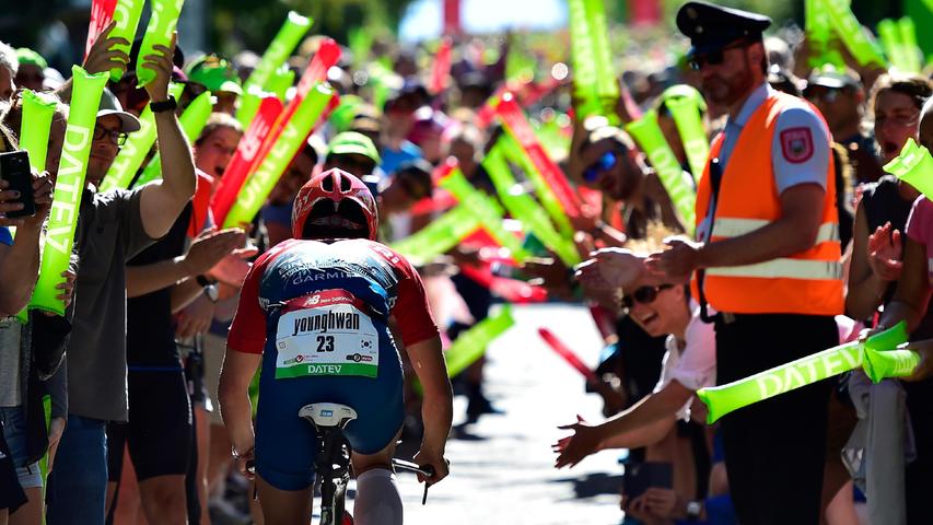 Das erleben Triathleten nur beim Challenge Roth: Am Solarer Berg gehen Athleten auf Tauchfühlung mit Fans und Zuschauern.  