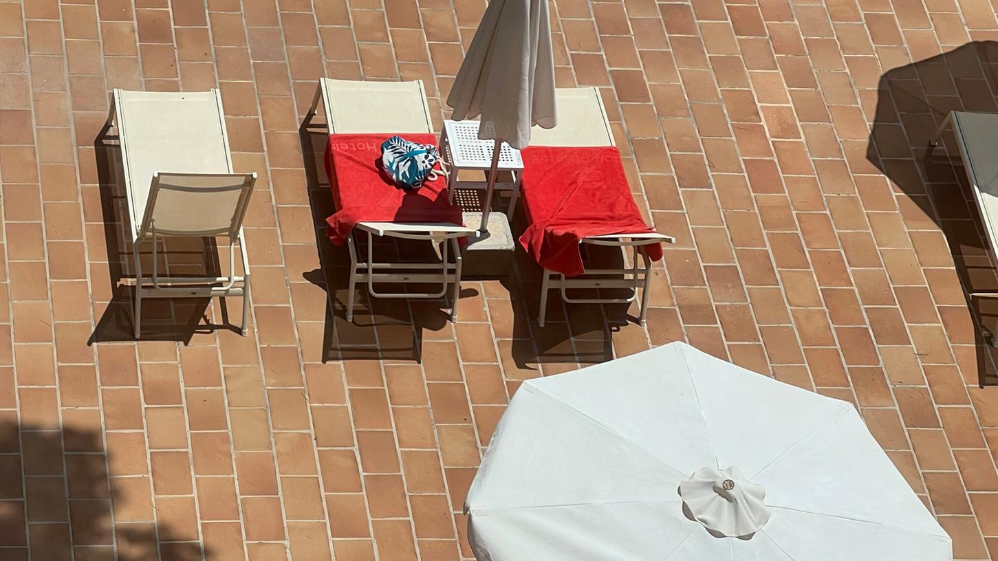 Ein Gesetz gegen das Reservieren der Liege mit dem Handtuch gibt es nicht. Wie damit umgegangen wird, entscheidet das Hotel. Ein Gesetz gegen das Reservieren der Liege mit dem Handtuch gibt es nicht. Wie damit umgegangen wird, entscheidet das Hotel.
