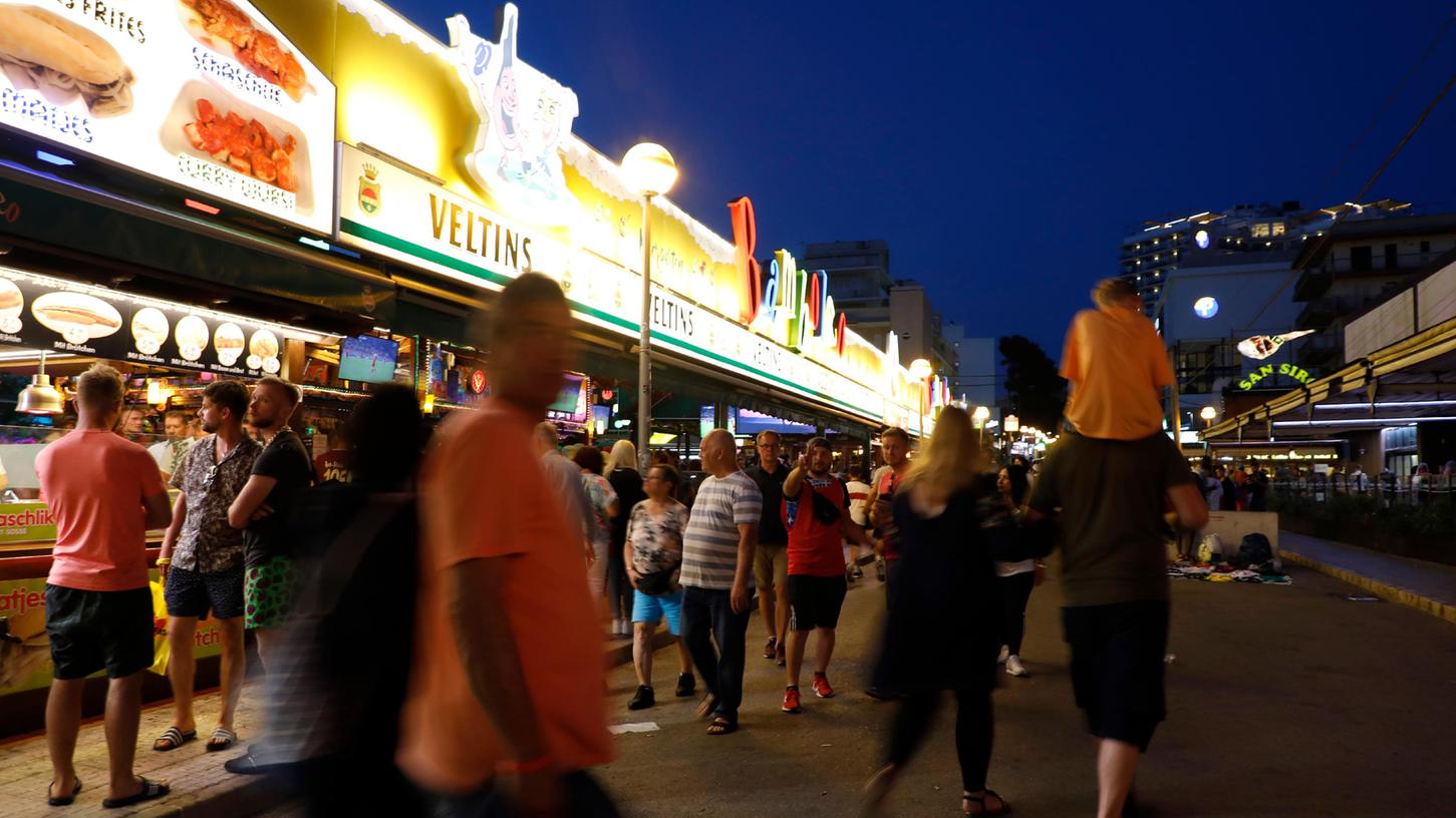 ARCHIV - 14.05.2022, Spanien, Palma: Menschen gehen an der Bar Bamboleo in der Bierstraße am Ballermann vorbei. Der Sauftourismus um den Ballermann auf Mallorca ist nach Einschätzung von Unternehmern derzeit noch schlimmer als in den Jahren vor der Corona-Pandemie.(zu dpa Unternehmer: Sauftourismus auf Mallorca «schlimmer als vor Corona») Foto: Clara Margais/dpa +++ dpa-Bildfunk +++ ARCHIV - 14.05.2022, Spanien, Palma: Menschen gehen an der Bar Bamboleo in der Bierstraße am Ballermann vorbei. Der Sauftourismus um den Ballermann auf Mallorca ist nach Einschätzung von Unternehmern derzeit noch schlimmer als in den Jahren vor der Corona-Pandemie.(zu dpa Unternehmer: Sauftourismus auf Mallorca «schlimmer als vor Corona») Foto: Clara Margais/dpa +++ dpa-Bildfunk +++