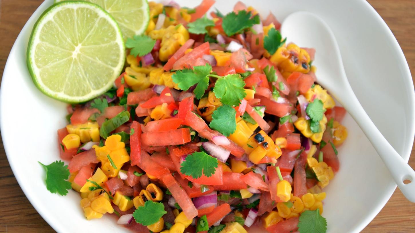 Die mexikanische Salsa mit Tomaten, Zwiebeln, Chili, Mais, frischem Koriander, Knoblauch, Cumin und Limettensaft heißt "Pico de Gallo" (Hahnenschnabel).