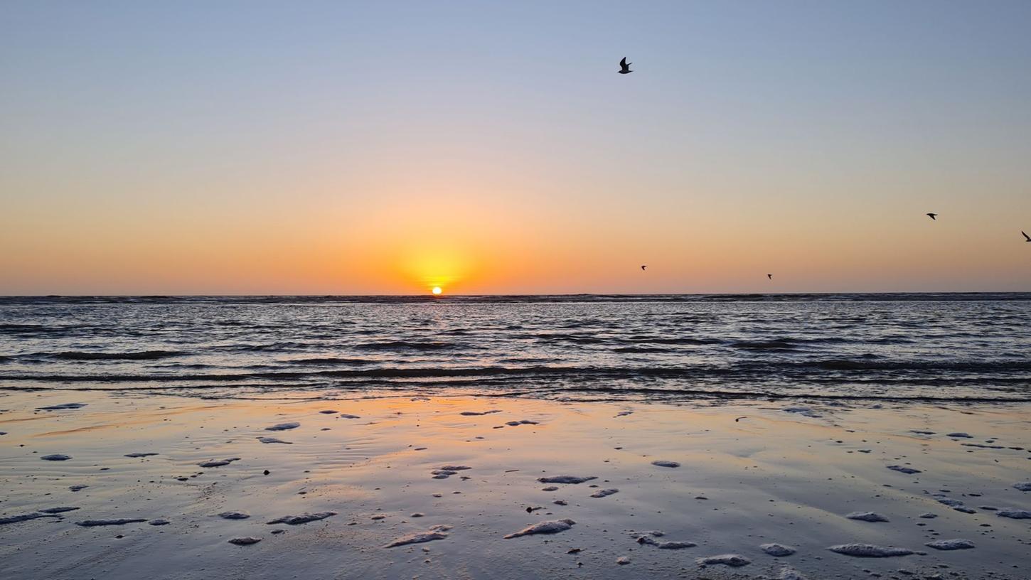 Beim Anblick solch eines Sonnenuntergangs versteht man die Anziehungskraft der Nordsee. Beim Anblick solch eines Sonnenuntergangs versteht man die Anziehungskraft der Nordsee.