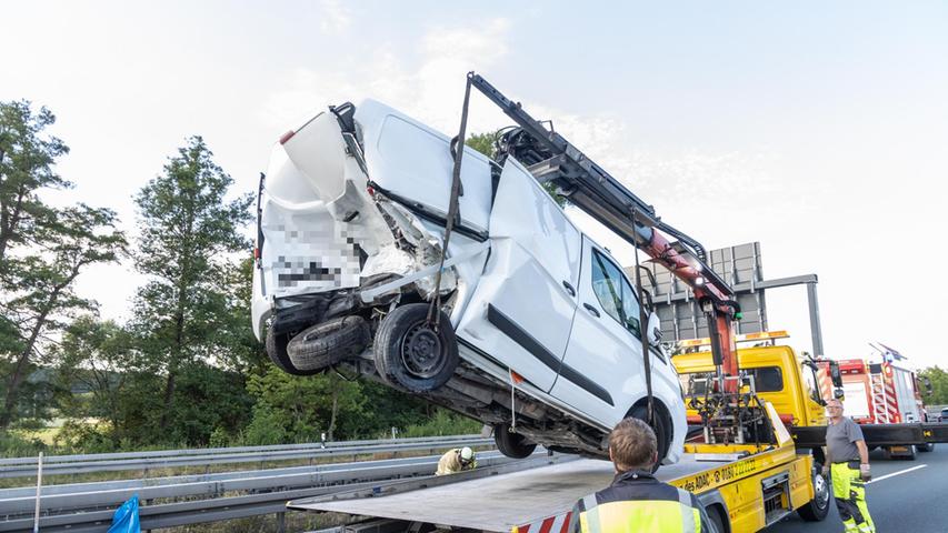 Der 47 Jahre alte Fahrer eines Dacia bemerkte dies offenbar zu spät und fuhr nahezu ungebremst in das Stauende.