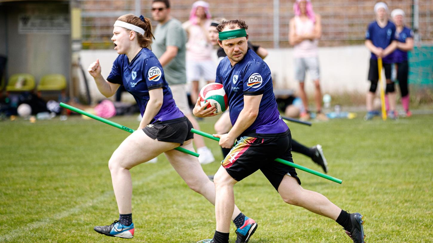 Quidditch ist ein Kontaktsport, der in gemischtgeschlechtlichen Teams gespielt wird und Elemente aus verschiedenen Ballsportarten miteinander vereint.
Quidditch ist ein Kontaktsport, der in gemischtgeschlechtlichen Teams gespielt wird und Elemente aus verschiedenen Ballsportarten miteinander vereint.