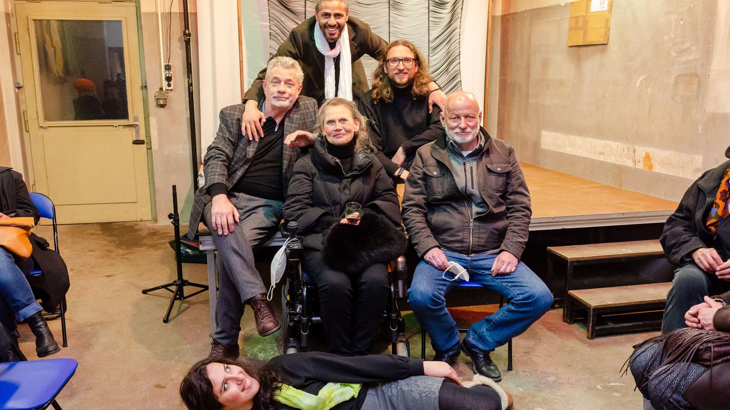 Das Gründungsteam von "Nürnbergs angesagtester Pop-Up-Galerie": Michael Zirn, Zyad Anzo, Eva Brenner, Christian Mitschke. Eckart Voth und – quer auf dem Boden liegend – Veriko Modebadze.
Das Gründungsteam von "Nürnbergs angesagtester Pop-Up-Galerie": Michael Zirn, Zyad Anzo, Eva Brenner, Christian Mitschke. Eckart Voth und – quer auf dem Boden liegend – Veriko Modebadze.