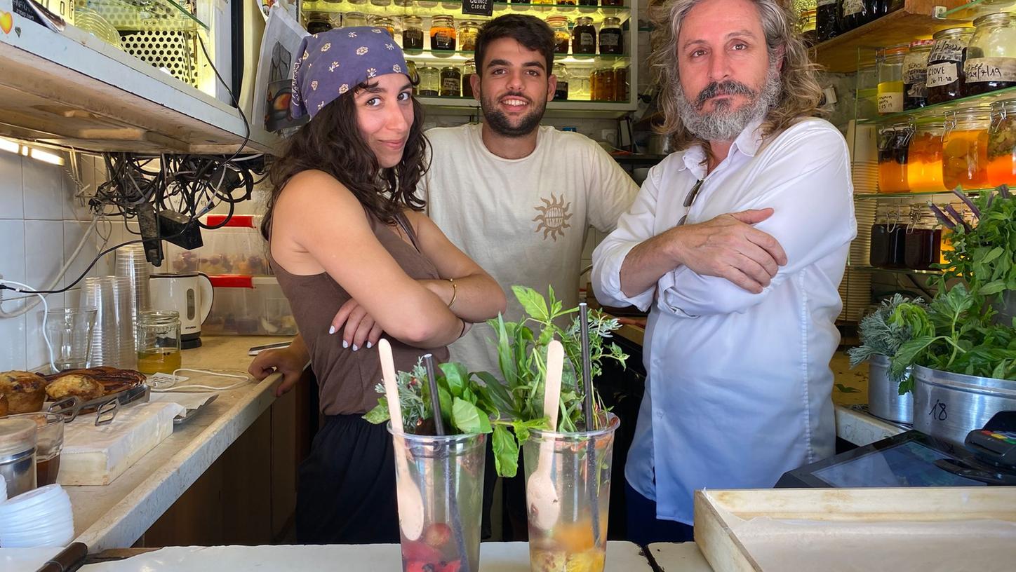 Der Israeli Benny Briga (rechts) in seinem Kiosk, mit seinen Mitarbeitern Eden (links) und Omri haben den Drink "Gazoz" in ihrem Kiosk auf dem Levinsky-Markt zubereitet.
