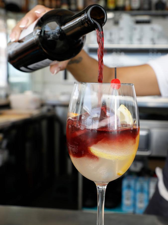 Ein Glas Tinto de verano, ein Gemisch aus Rotwein und Gaseosa (Zitronenlimonade) wird zubereitet. Ein Glas Tinto de verano, ein Gemisch aus Rotwein und Gaseosa (Zitronenlimonade) wird zubereitet.
