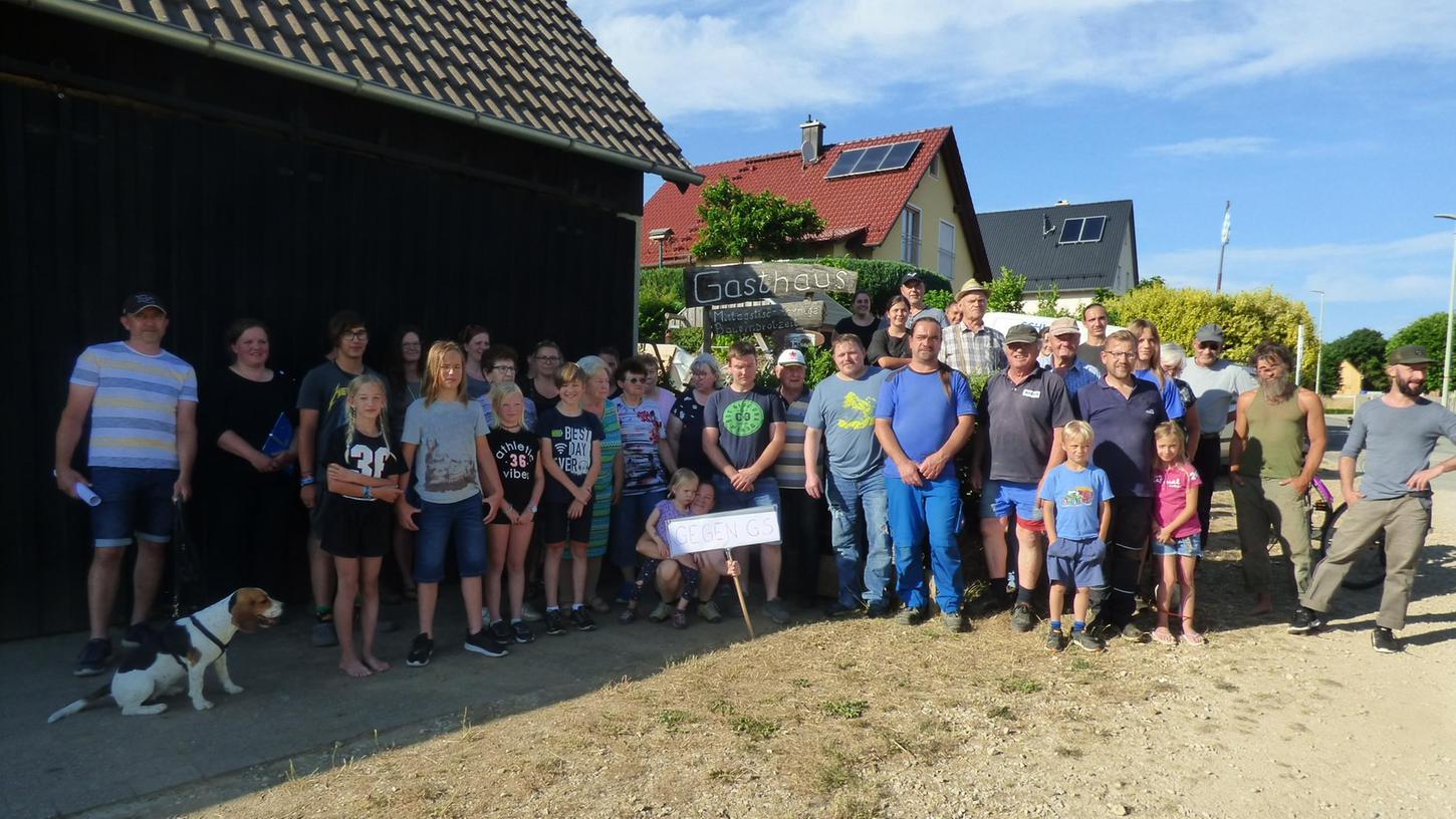 Zahlreiche Kohlsteiner waren zum Ortstermin gekommen, um gegen den Funkmastbau zu protestieren.
Zahlreiche Kohlsteiner waren zum Ortstermin gekommen, um gegen den Funkmastbau zu protestieren.