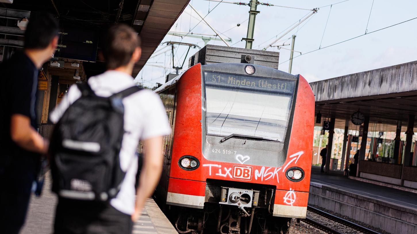 Zugfahren ist mit dem 9-Euro-Ticket sehr günstig. 