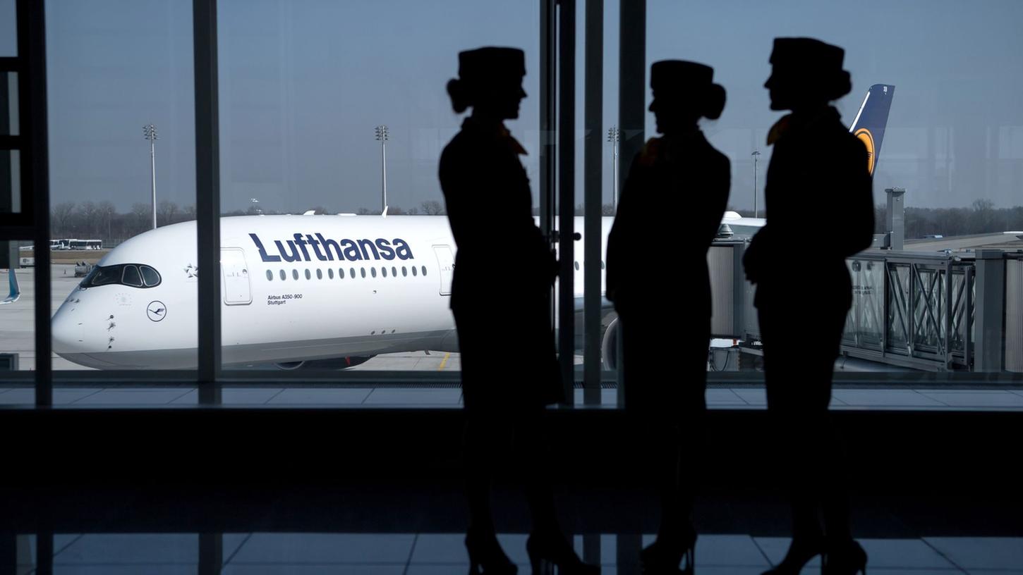 Den Airlines fehlen Flugbegleiterinnen und -begleiter. Viele Beschäftigte haben während der Corona-Flaute die Branche verlassen. Den Airlines fehlen Flugbegleiterinnen und -begleiter. Viele Beschäftigte haben während der Corona-Flaute die Branche verlassen.