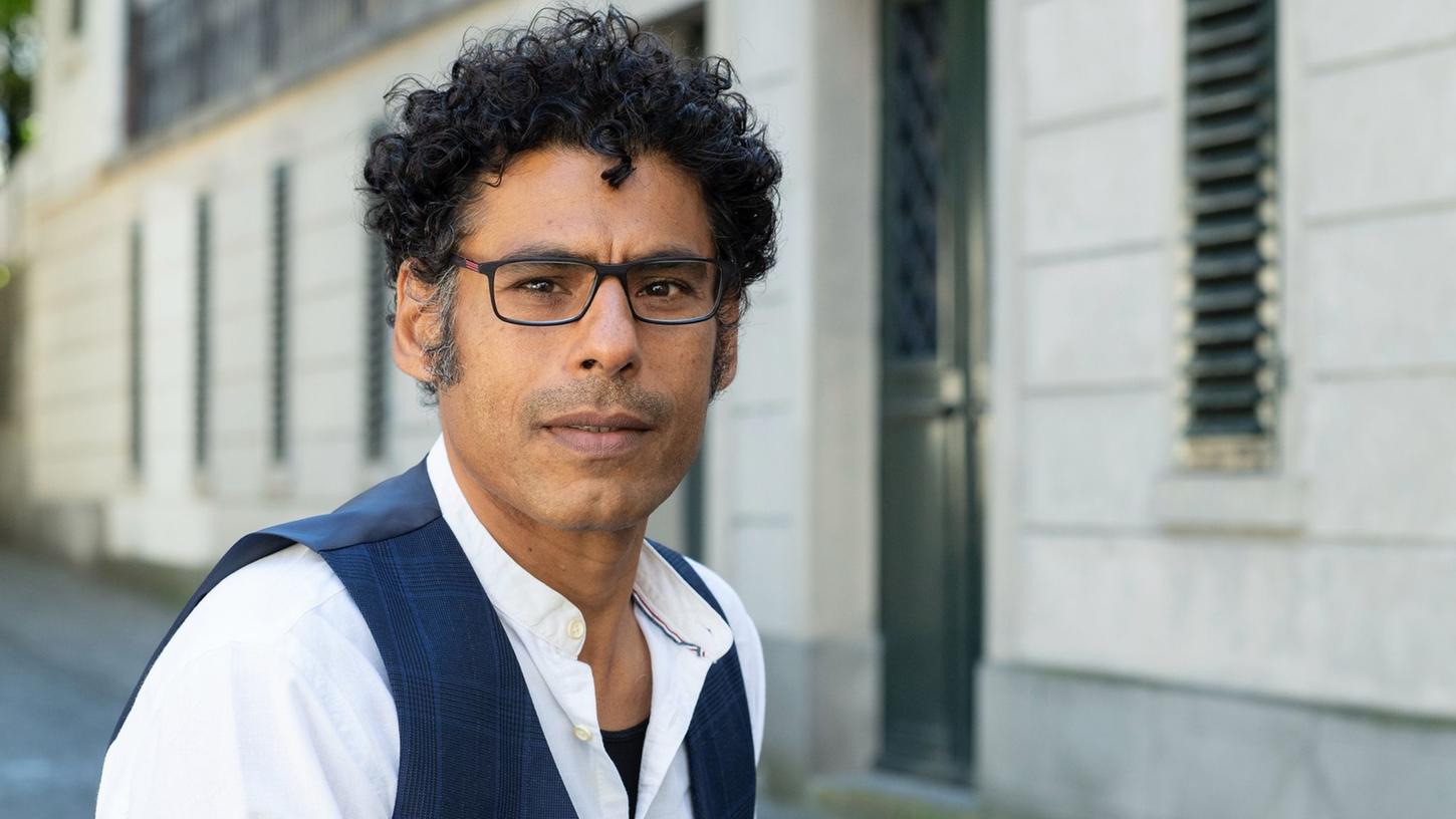 Usama Al Shahmani floh als Erwachsener aus dem Irak in die Schweiz, nachdem er wegen eines regimekritischen Theaterstücks ins Visier der Polizei geraten war. Er gehört zu den 14 Autoren und Autorinnen aus Deutschland, Österreich und der Schweiz beim Bachmannpreis 2022. Usama Al Shahmani floh als Erwachsener aus dem Irak in die Schweiz, nachdem er wegen eines regimekritischen Theaterstücks ins Visier der Polizei geraten war. Er gehört zu den 14 Autoren und Autorinnen aus Deutschland, Österreich und der Schweiz beim Bachmannpreis 2022.