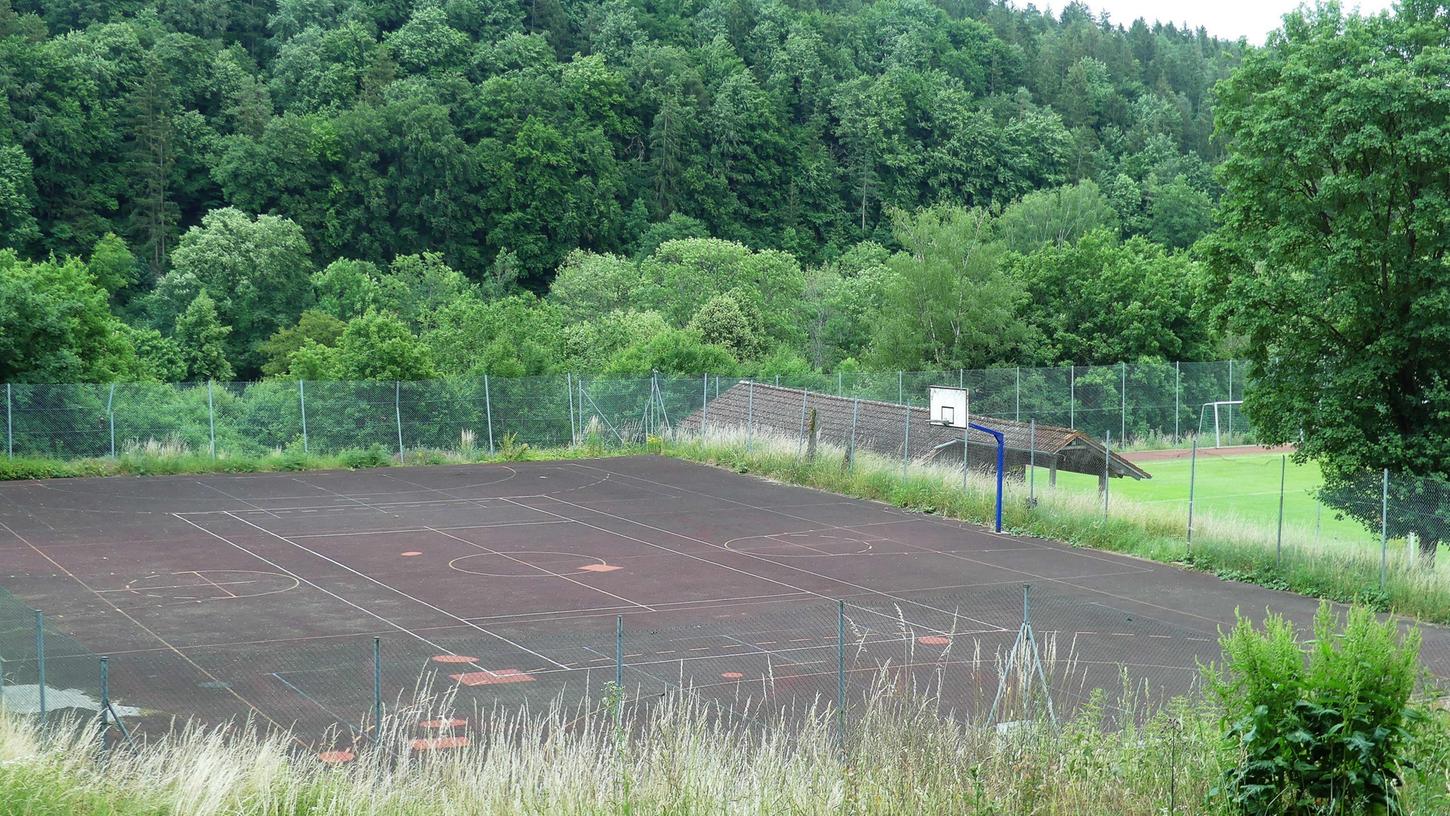 Jetzt fällt der Blick beim Waldstadion des SV Breitenbrunn noch auf den Hartplatz. Demnächst soll hier ein Kunstrasenplatz entstehen. Jetzt fällt der Blick beim Waldstadion des SV Breitenbrunn noch auf den Hartplatz. Demnächst soll hier ein Kunstrasenplatz entstehen.