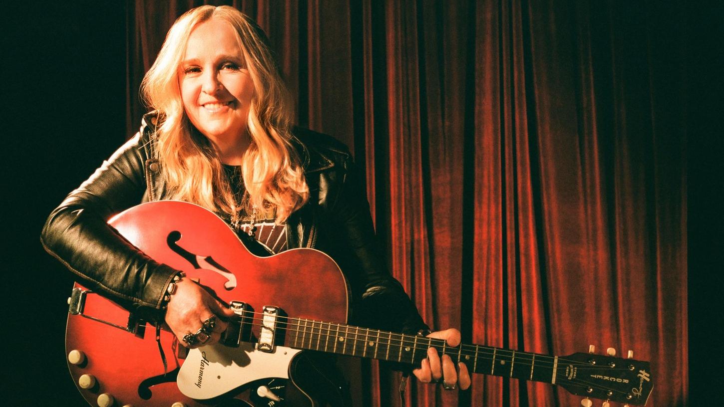 Melissa Lou Etheridge ist eine US-amerikanische Singer-Songwriterin und Rockmusikerin.
Melissa Lou Etheridge ist eine US-amerikanische Singer-Songwriterin und Rockmusikerin.