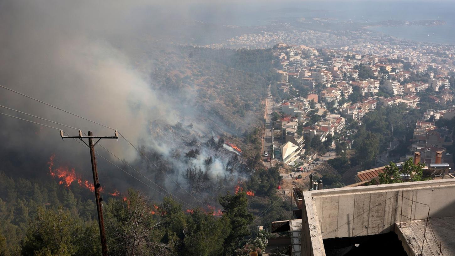 Ein Waldbrand auf einem Hügel im Athener Vorort Voula. Wegen fehlender Niederschläge und hoher Temperaturen steigt die Waldbrandgefahr in Griechenland. Ein Waldbrand auf einem Hügel im Athener Vorort Voula. Wegen fehlender Niederschläge und hoher Temperaturen steigt die Waldbrandgefahr in Griechenland.