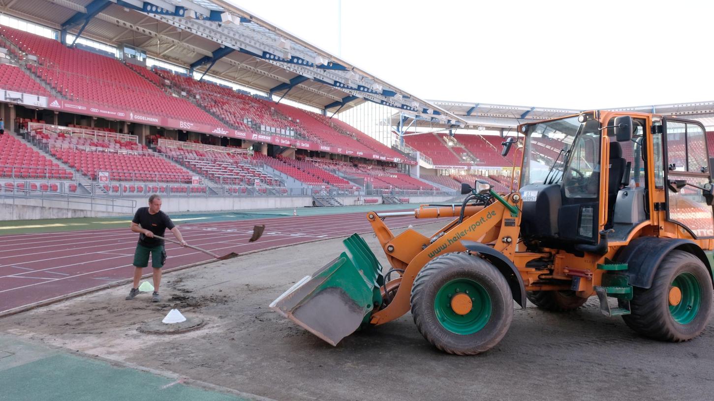 Schon in wenigen Wochen wollen die Profis des 1.FC Nürnberg hier auf Torejagd gehen. Derzeit rollen aber noch die Bagger durchs Max-Morlock-Stadion. Neben diversen Sanierungsarbeiten auf den Tribünen wird ein neuer Rasen verlegt.
