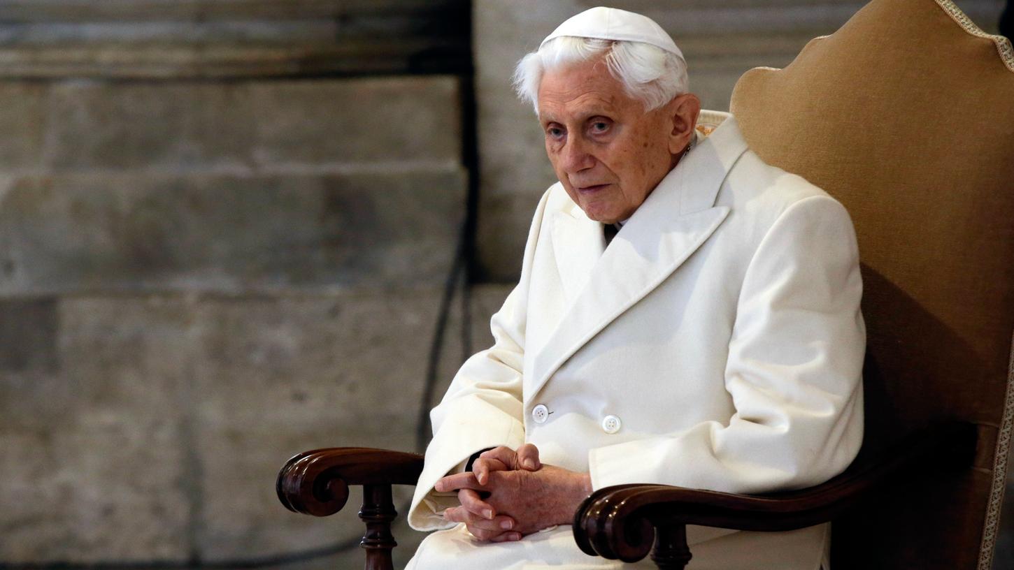 Der ehemalige Papst Benedikt XVI. bei einer Messe im Petersdom: Ihm steht juristischer Ärger ins Haus. Der ehemalige Papst Benedikt XVI. bei einer Messe im Petersdom: Ihm steht juristischer Ärger ins Haus.