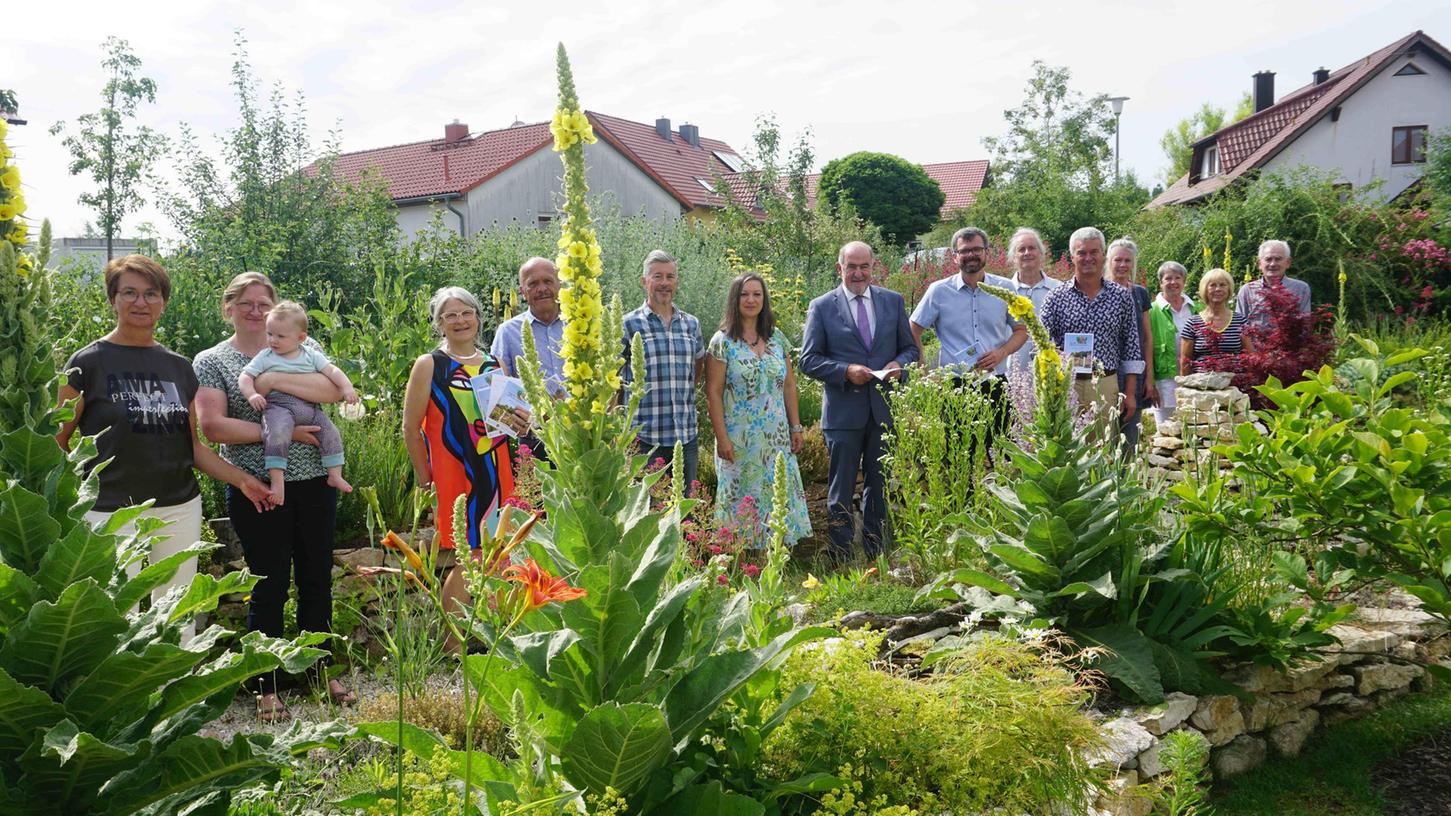 Im Garten von Helga Huber und Stephen Steel in Gimpertshausen stellte Landrat Willibald Gailler das Programm des "Tags der offenen Gartentür" 2022 vor.
Im Garten von Helga Huber und Stephen Steel in Gimpertshausen stellte Landrat Willibald Gailler das Programm des "Tags der offenen Gartentür" 2022 vor.