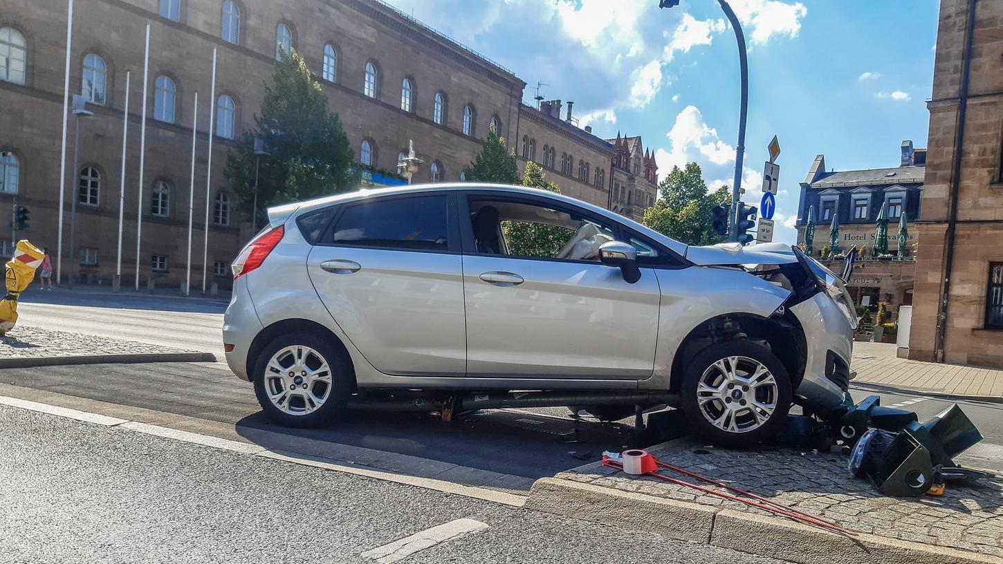 Unfall vor dem Fürther Rathaus: Am Donnerstag kam der Wagen in der Kurve von der Fahrbahn ab und begrub die Ampel auf der Verkehrsinsel unter sich. Unfall vor dem Fürther Rathaus: Am Donnerstag kam der Wagen in der Kurve von der Fahrbahn ab und begrub die Ampel auf der Verkehrsinsel unter sich.