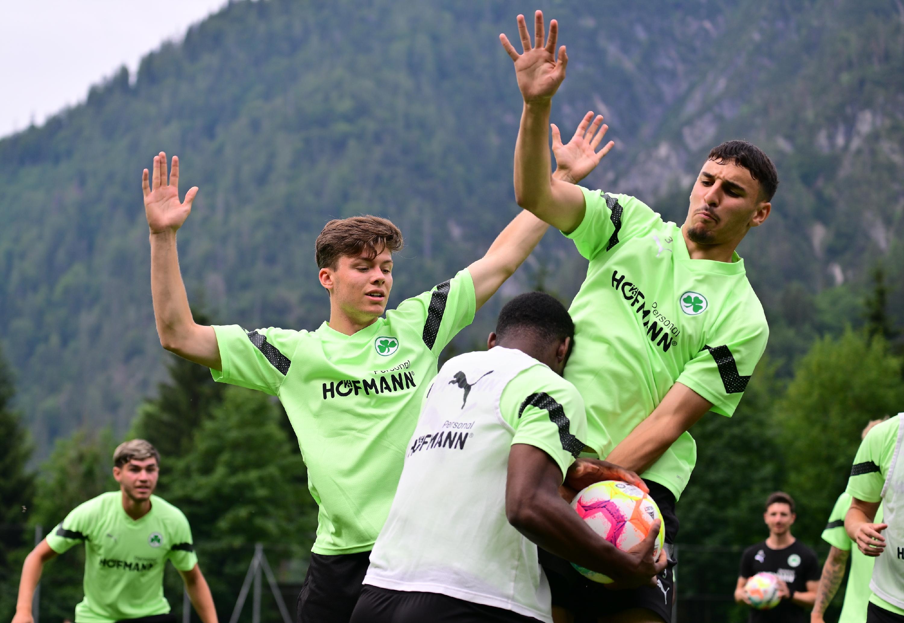 Los ging es mit einer Runde Handball. Auch Neuzugang Sidney Raebiger (links) versuchte sich als Abwehrspieler...