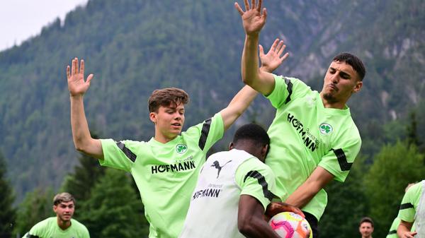 Los ging es mit einer Runde Handball. Auch Neuzugang Sidney Raebiger (links) versuchte sich als Abwehrspieler...