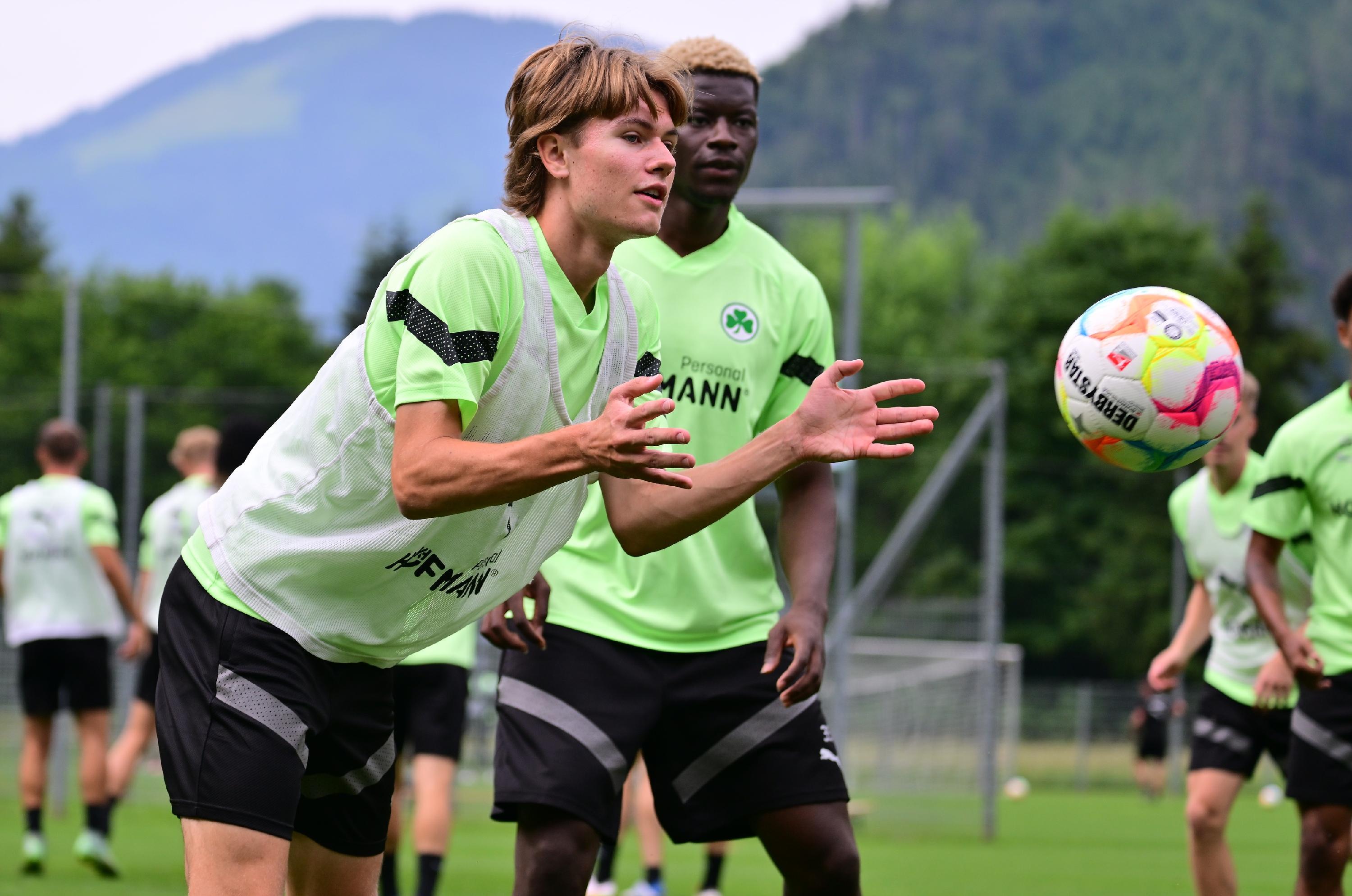 Schnelle Drehungen, schnelle Zuspiele - auch mit der Hand. Zum Reinkommen in den Tag war der Ausflug in den Handballsport bestens geeignet.