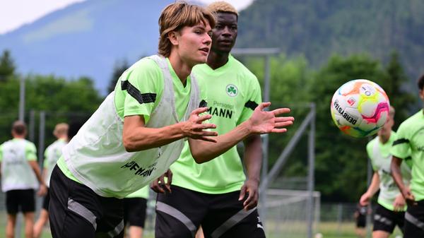 Schnelle Drehungen, schnelle Zuspiele - auch mit der Hand. Zum Reinkommen in den Tag war der Ausflug in den Handballsport bestens geeignet.