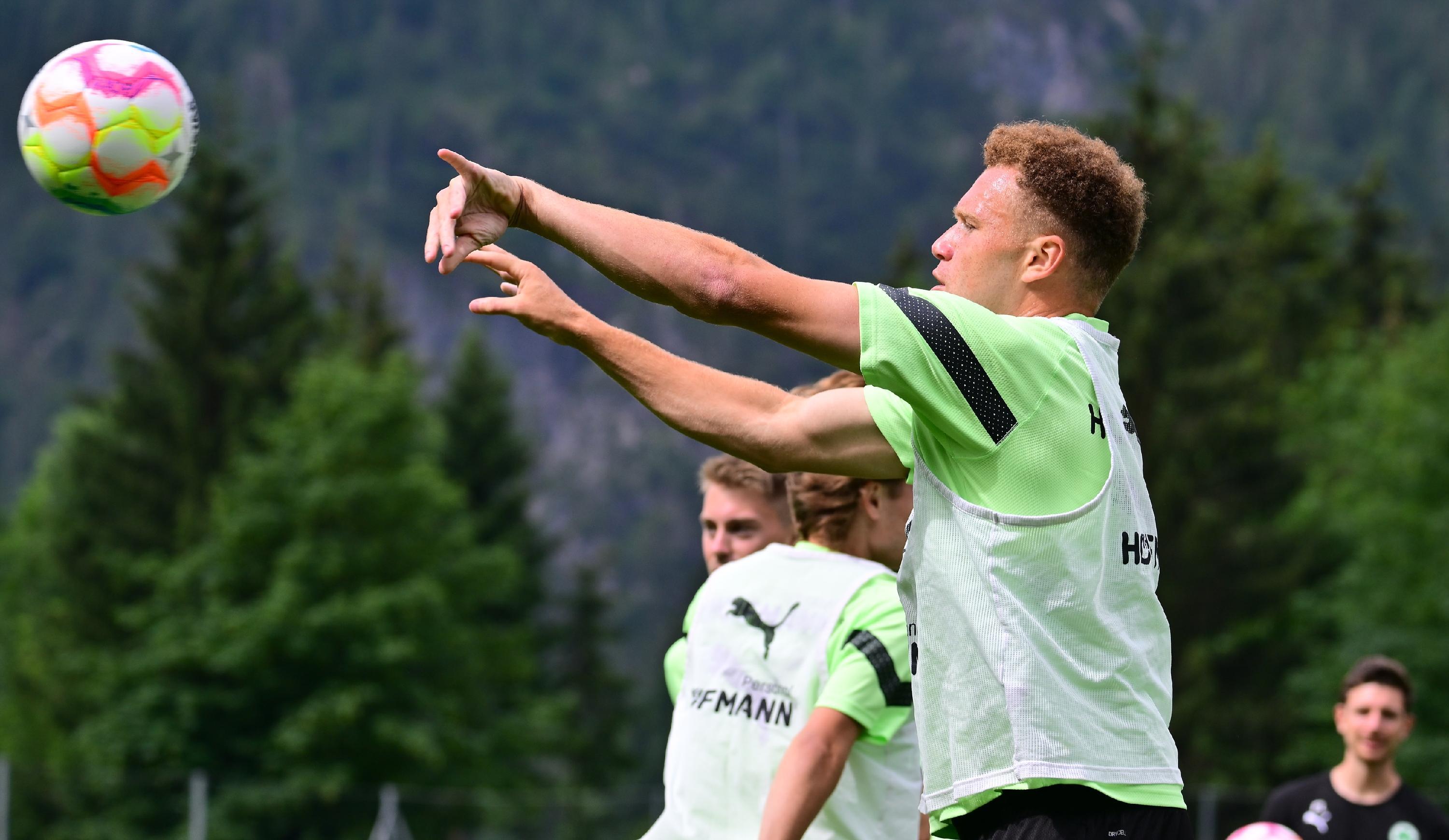 Oliver Fobassam zeigte, dass er nicht nur mit dem Fuß verteidigen kann.