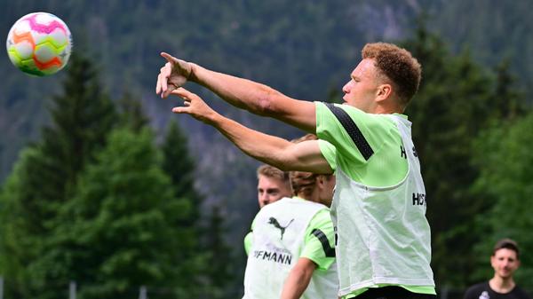 Oliver Fobassam zeigte, dass er nicht nur mit dem Fuß verteidigen kann.