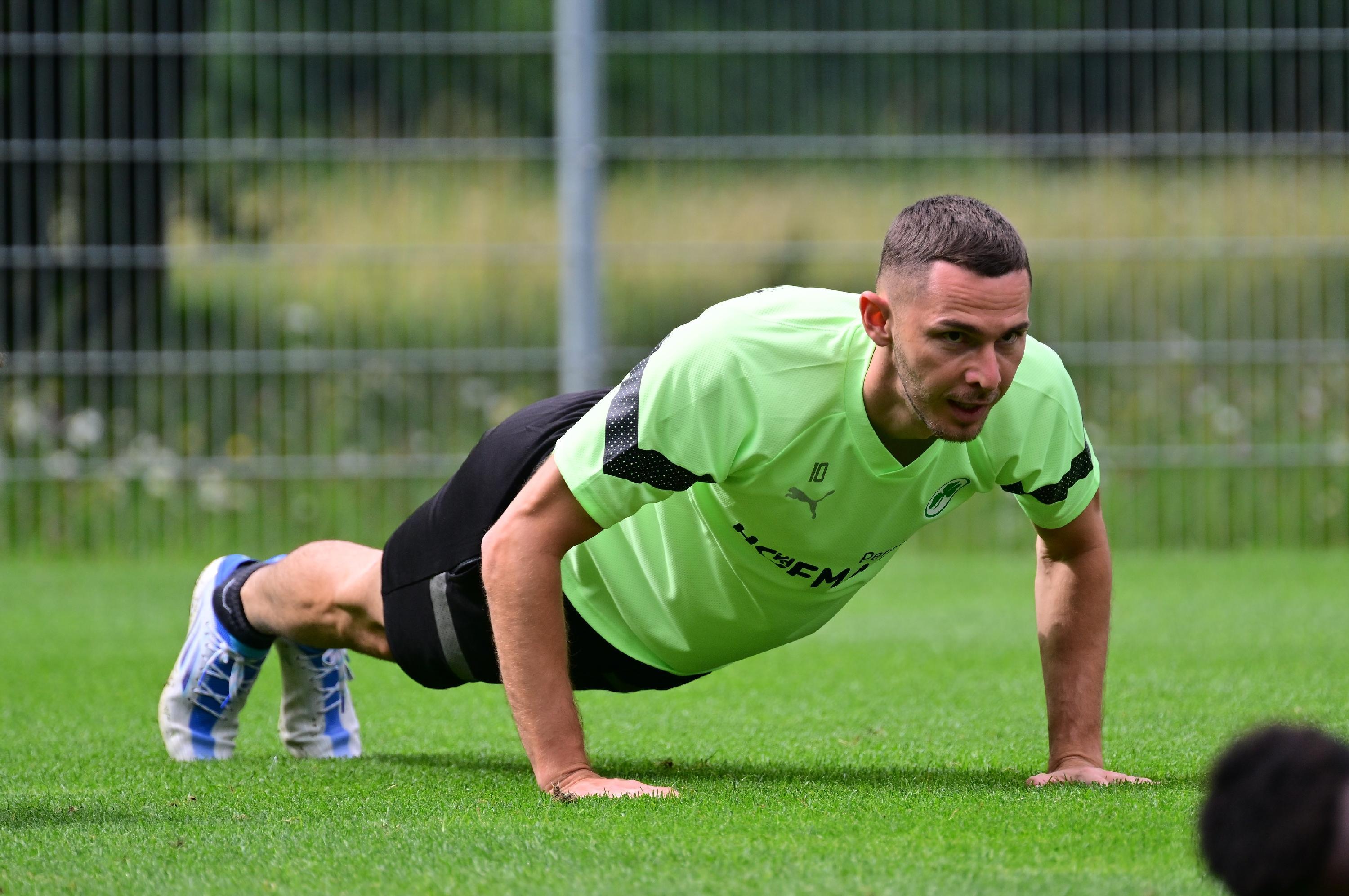 Die Verlierer-Mannschaft musste anschließend Liegestützen machen. Und wenn Branimir Hrgota eines "hasst", wie er mal sagte, dann ist es Verlieren.