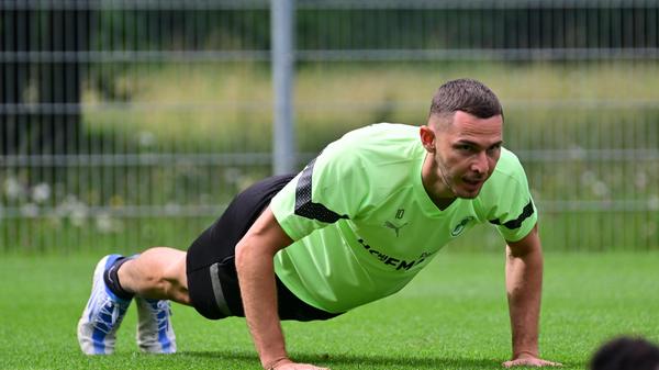 Die Verlierer-Mannschaft musste anschließend Liegestützen machen. Und wenn Branimir Hrgota eines "hasst", wie er mal sagte, dann ist es Verlieren.