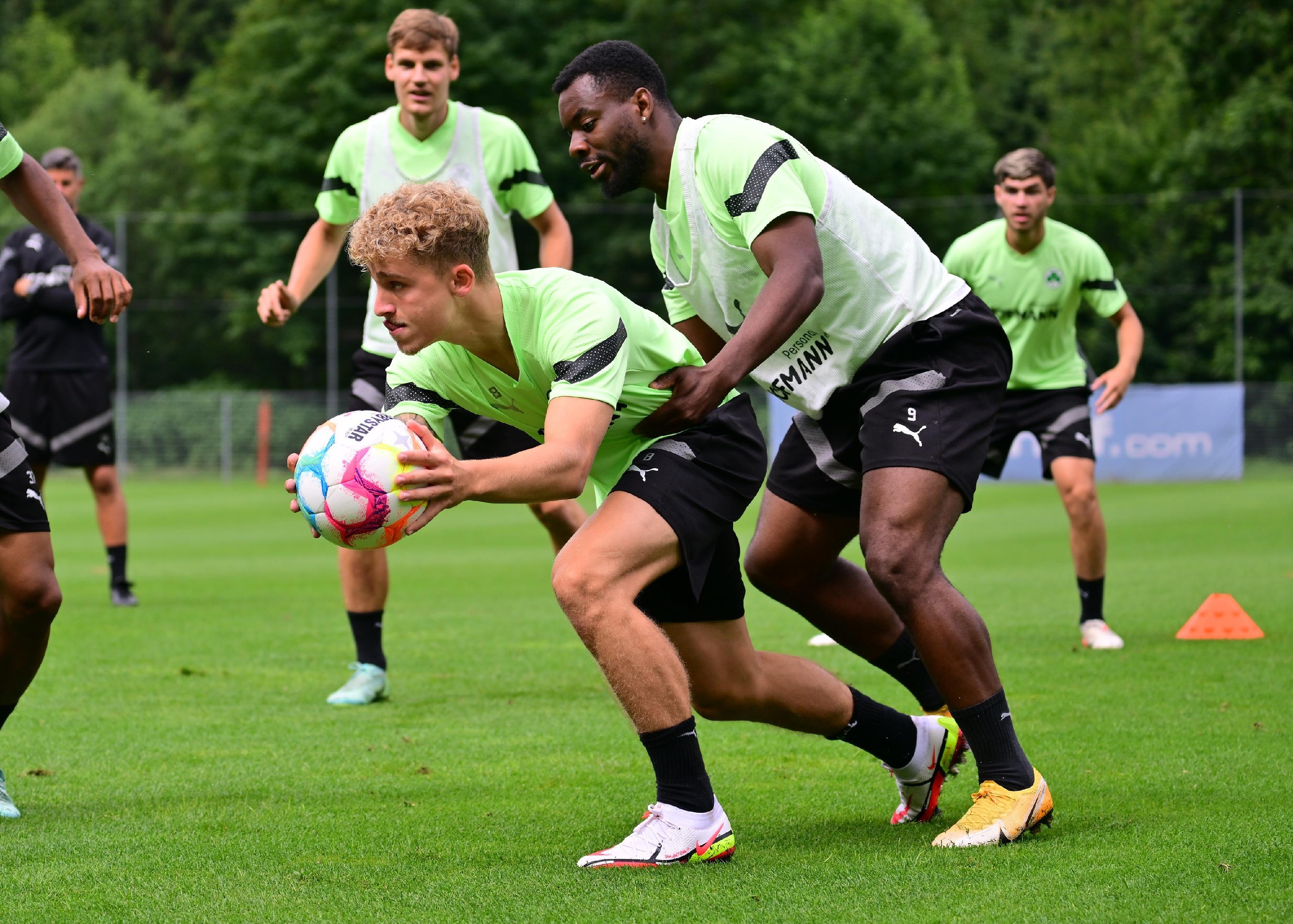 Nils Seufert und Afimico Pululu spielten sogar kurz mal Rugby.