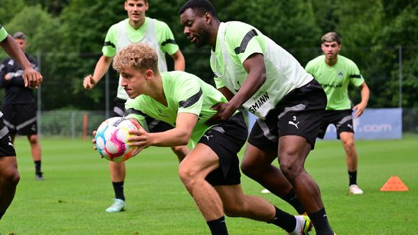 Nils Seufert und Afimico Pululu spielten sogar kurz mal Rugby.