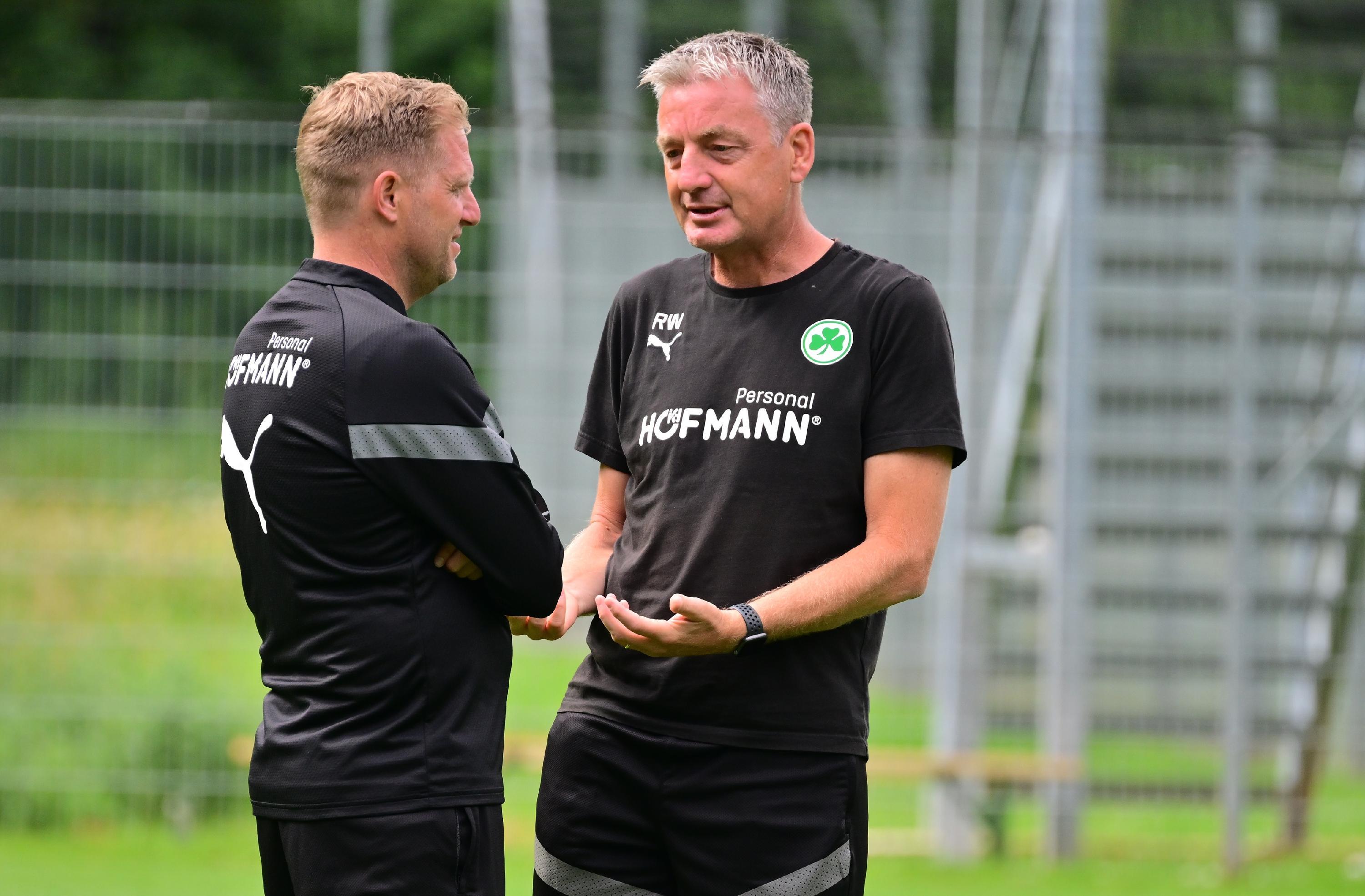 Am vierten Tag des Trainingslager stand für das Kleeblatt nur eine leichte Einheit an. Die Spieler sollten ihren Körper für das Testspiel am Abend aktivieren, Spaß haben - und dann detailliert an der Verteidigung der gegnerischen Standards arbeiten. Wir haben alle Bilder vom Mittwochvormittag!