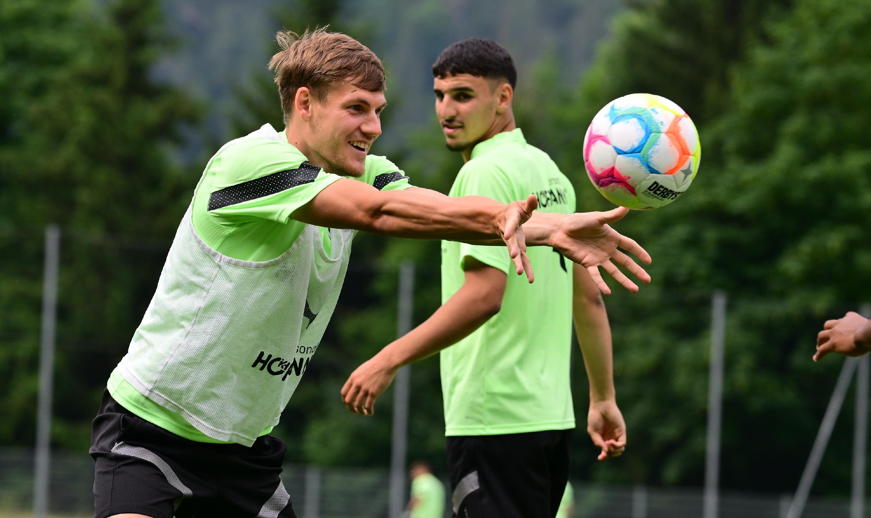 Max Christiansen hingegen tat das, was er auf dem Platz auch immer macht: Bälle abfangen.