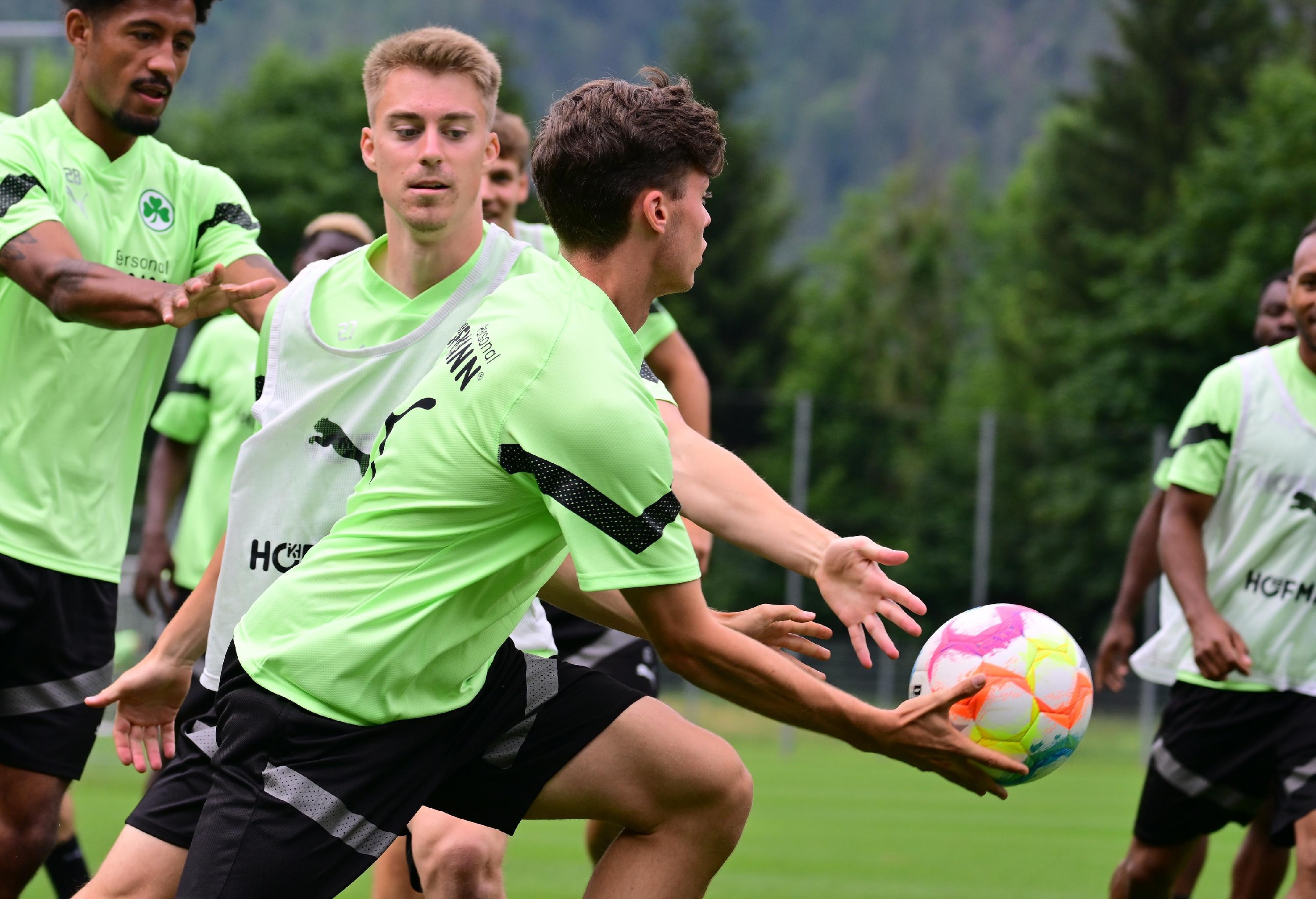 ... und durfte wenig später "das Spiel aufbauen". Körperlich kann der 17-Jährige schon gut mithalten.