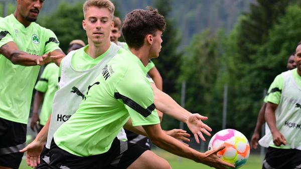 ... und durfte wenig später "das Spiel aufbauen". Körperlich kann der 17-Jährige schon gut mithalten.