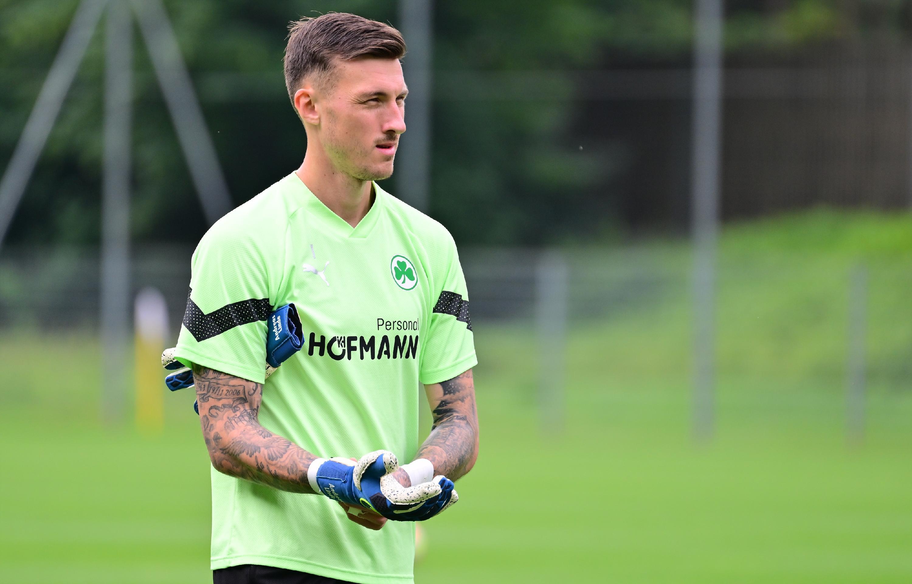 Danach teilte sich die Mannschaft auf. Die Torhüter um Andreas Linde übten mit Torwarttrainer Christian Fiedler, ein anderer Teil...