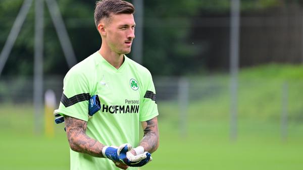 Danach teilte sich die Mannschaft auf. Die Torhüter um Andreas Linde übten mit Torwarttrainer Christian Fiedler, ein anderer Teil...