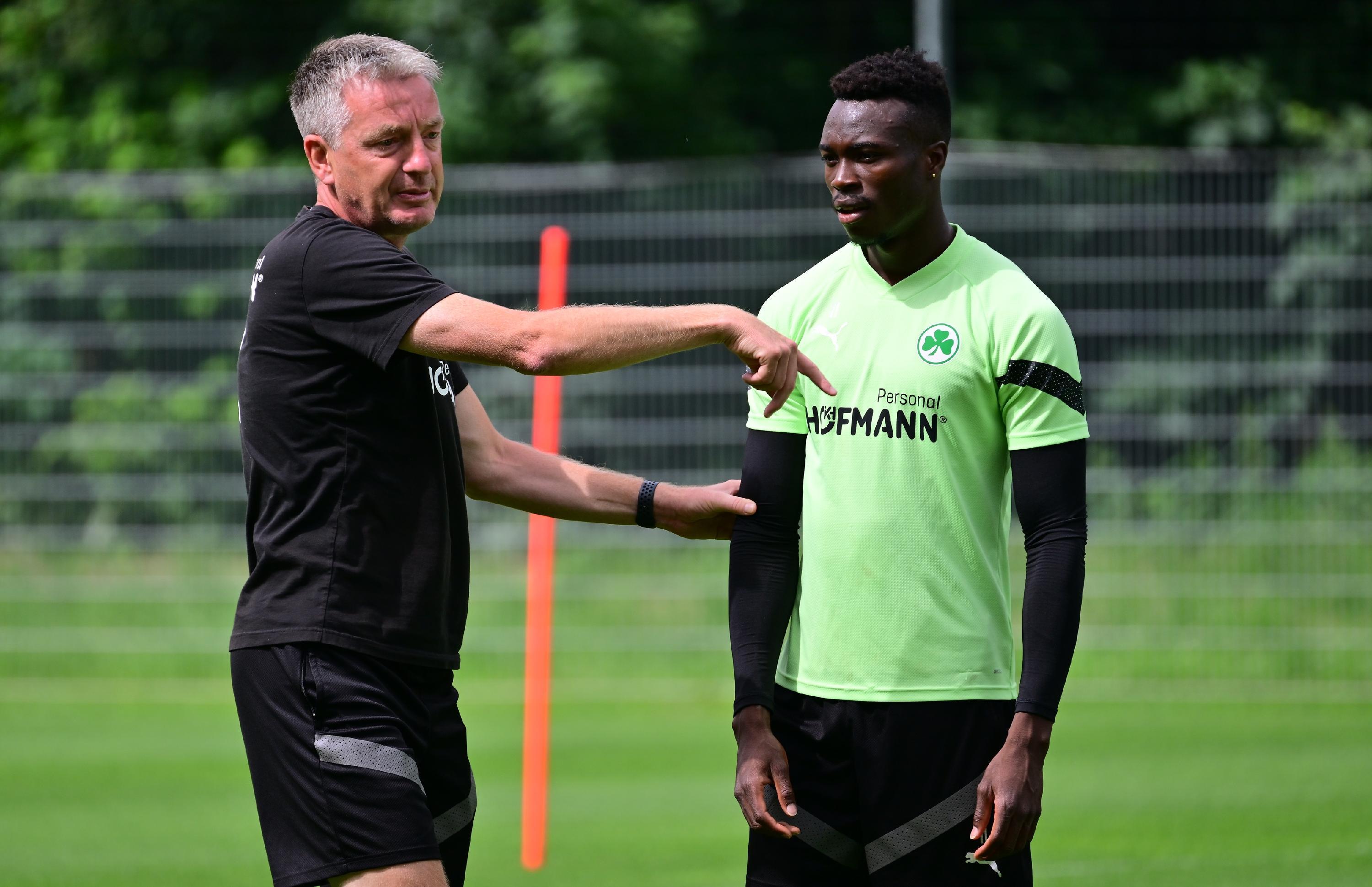 Dabei band der Co-Trainer seine Spieler immer wieder mit Fragen ein, lobte und erklärte wichtige Details.