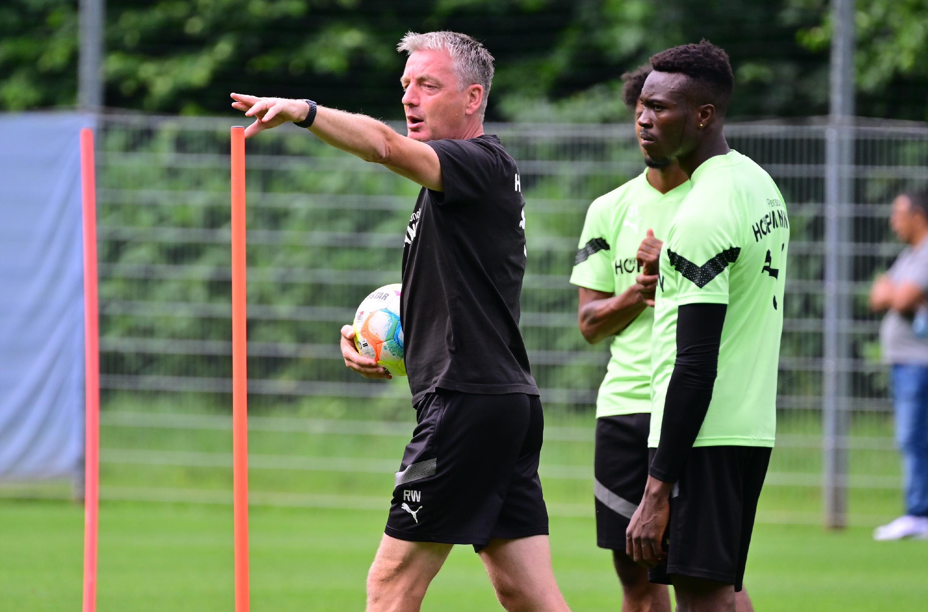 ... bekam bei Rainer Widmayer eine Lehrstunde in Sachen Standard-Verteidigung.