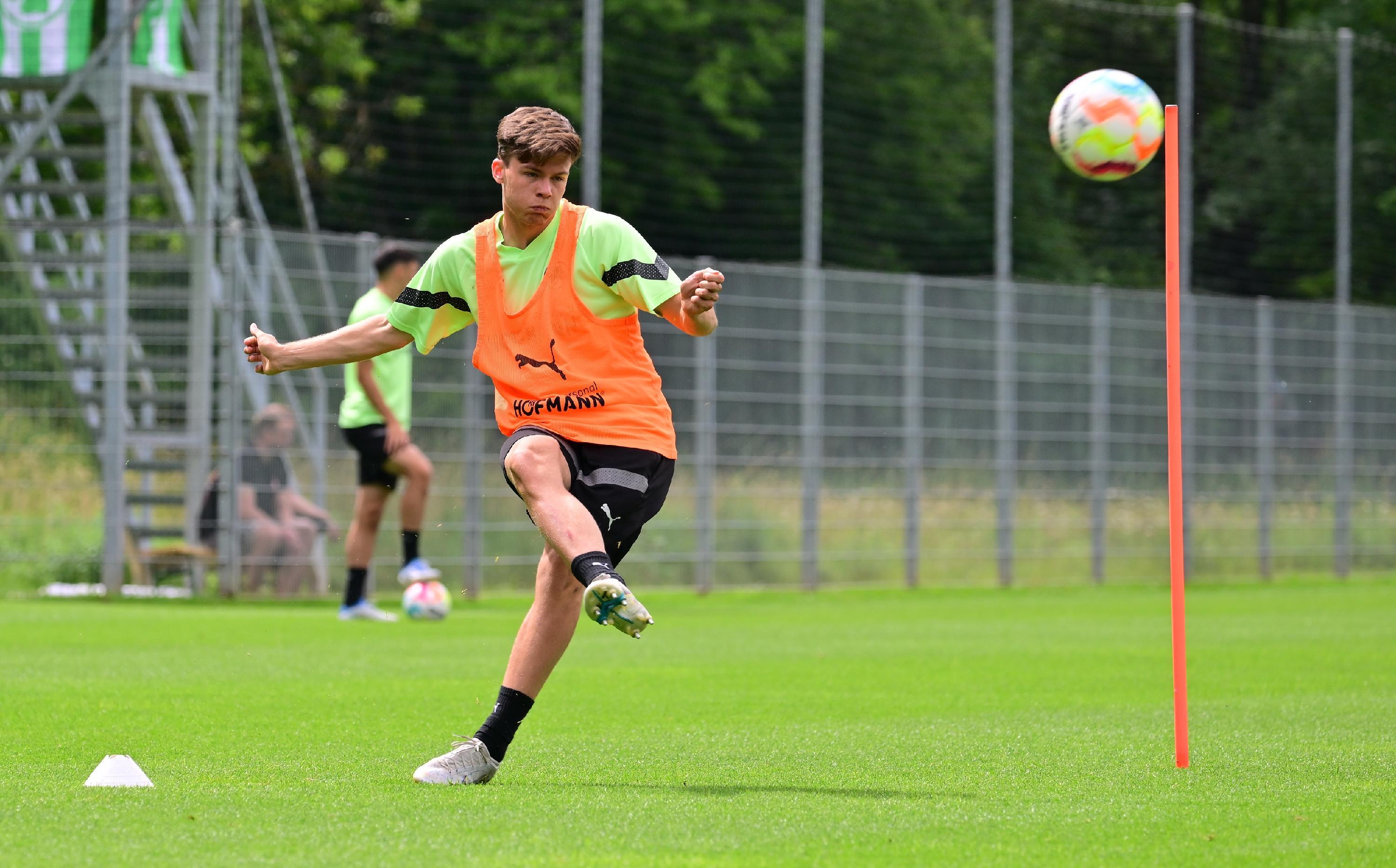 Sidney Raebiger und Gastspieler Enzo El Fattahi mussten immer wieder in den Strafraum flanken, damit ihre Kollegen im Strafraum üben können.