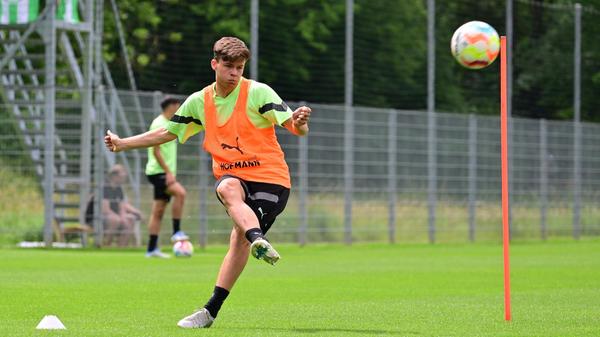 Sidney Raebiger und Gastspieler Enzo El Fattahi mussten immer wieder in den Strafraum flanken, damit ihre Kollegen im Strafraum üben können.