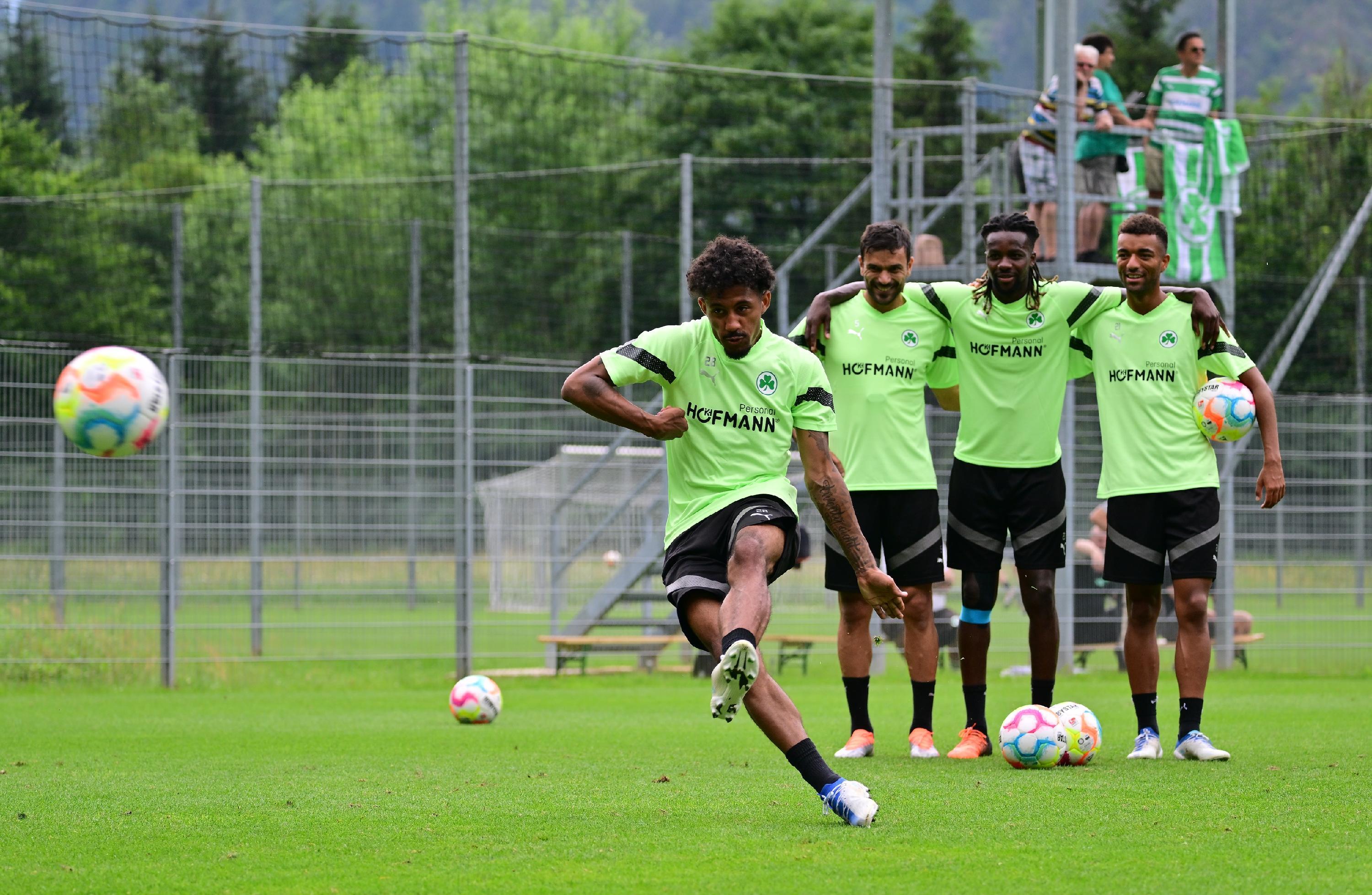 Nach dem Ende der offiziellen Einheit versammelten sich die Spieler noch zum fleißigen Toreschießen.