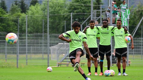 Nach dem Ende der offiziellen Einheit versammelten sich die Spieler noch zum fleißigen Toreschießen.